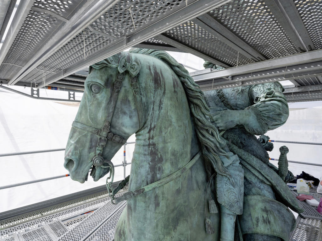 Pierre Cartellier (1757-1831) et Louis Petitot (1794-1862), Statue équestre de Louis XIV (en cours de restauration), 1836. Bronze, fonderie Crozatier. Versailles, place d’Armes.
